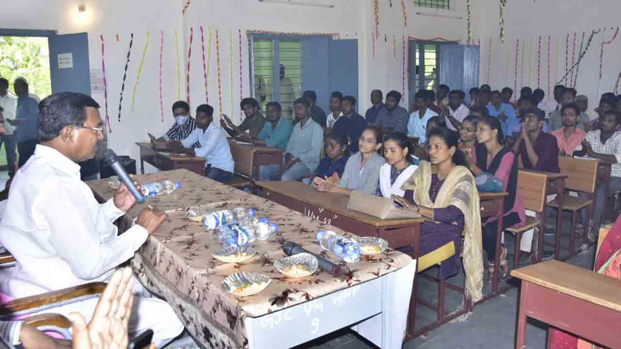 ఉచిత కోచింగ్‌ సెంటర్‌ను ప్రారంభించిన మంత్రి నిరంజన్‌ రెడ్డి