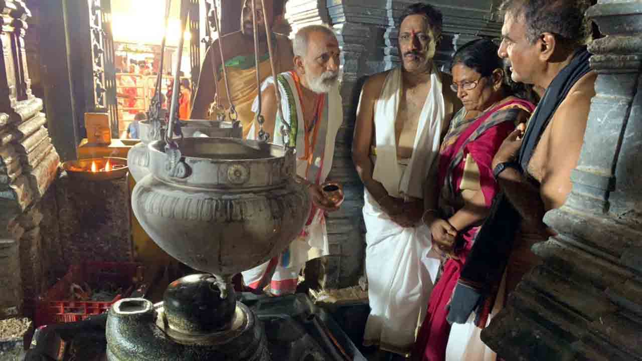 కాళేశ్వరం ఆలయంలో జడ్జి నిరంజన్ రావు పూజలు