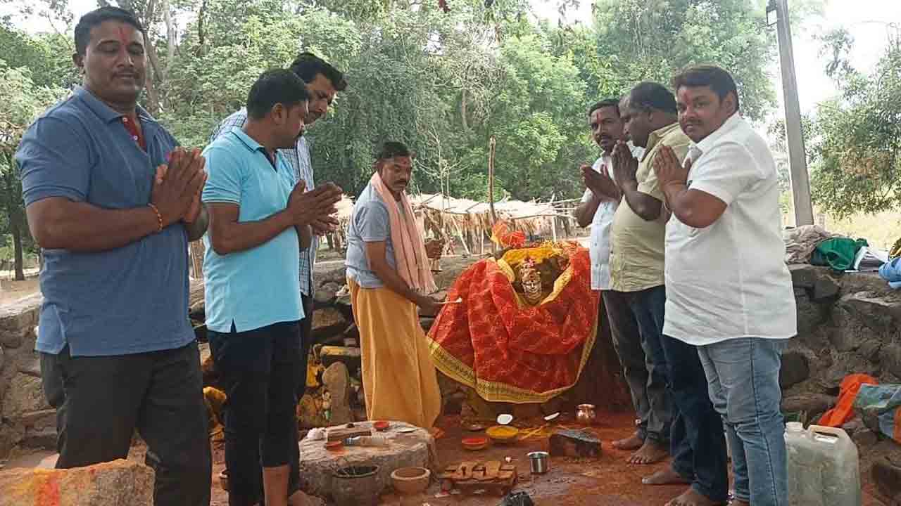 ఎల్లమ్మ తల్లిని అవమానించిన ఎంపీ అరవింద్‌.. టీఆర్‌ఎస్‌ నాయకుల నిరసన