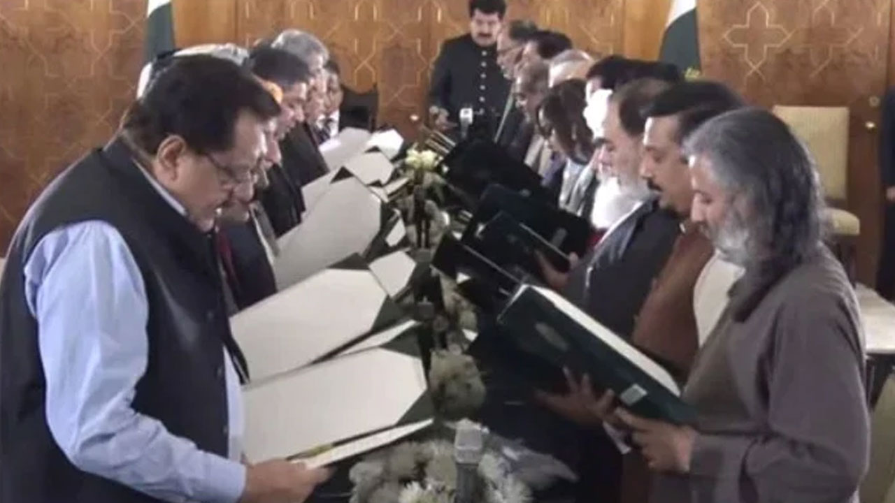 ఎట్ట‌కేల‌కు పాక్‌లో నూత‌న‌ కేబినెట్ మంత్రుల ప్ర‌మాణ స్వీకారం..