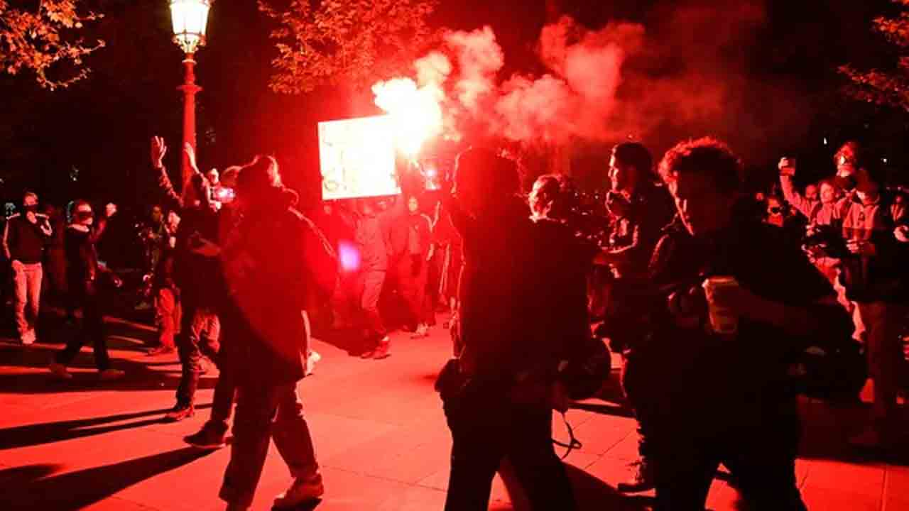 ఫ్రాన్స్‌ అధ్యక్షుడిగా మళ్లీ ఎన్నికైన మాక్రాన్‌.. పారీస్‌లో నిరసన తెలిపిన యువత