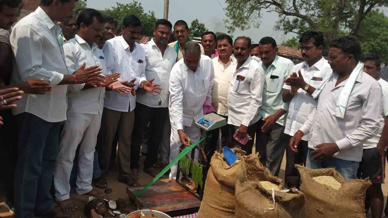 ధాన్యం కొనుగోలు కేంద్రాలను ప్రారంభించిన ఎమ్మెల్యే మనోహర్‌రెడ్డి