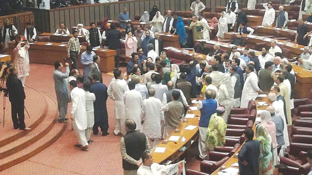 పాక్ జాతీయ అసెంబ్లీని క‌బ్జా చేసిన విప‌క్షాలు.. స్పీక‌ర్ స్థానంలో విప‌క్ష నేత‌?