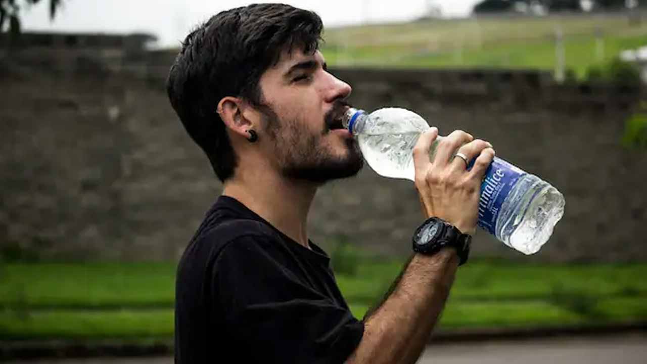 New study: ప్లాస్టిక్ బాటిళ్ల‌లో నీళ్లు తాగితే మీకు క్యాన్స‌ర్ ముప్పు పొంచి ఉన్న‌ట్లే!!