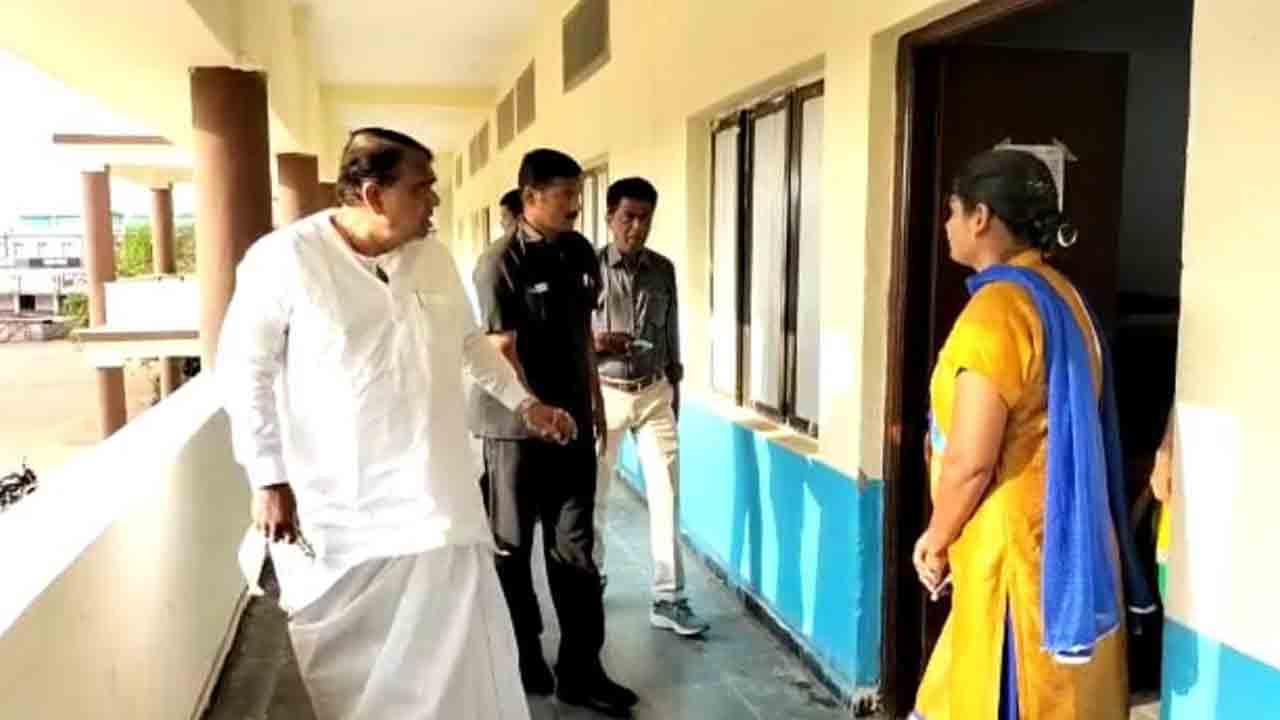 బాన్సువాడ నర్సింగ్ కళాశాలను ఆకస్మికంగా తనిఖీ చేసిన స్పీకర్‌ పోచారం