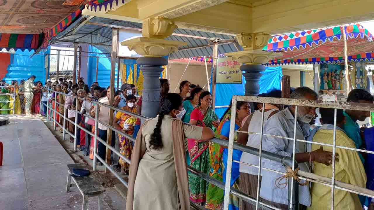 భక్తులతో కిటకిటలాడిన కాళేశ్వర ముక్తీశ్వర స్వామి ఆలయం