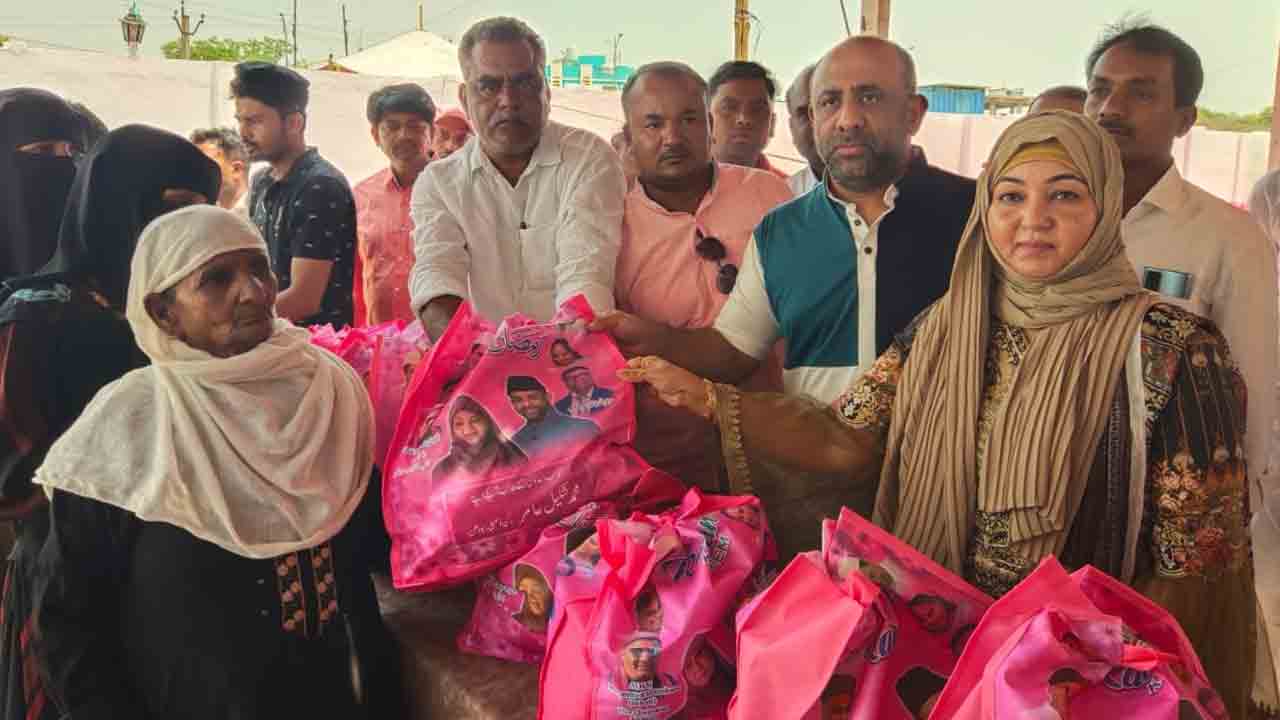 రంజాన్ కానులకలను పంపిణీ చేసిన ఎమ్మెల్యే షకీల్