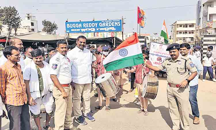 హెల్మెట్‌ ధరిద్దాం.. ప్రమాదాలను నివారిద్దాం