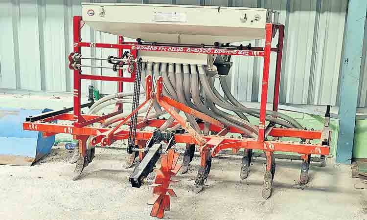 రైతులకు అందుబాటులో వ్యవసాయ యంత్ర పరికరాలు