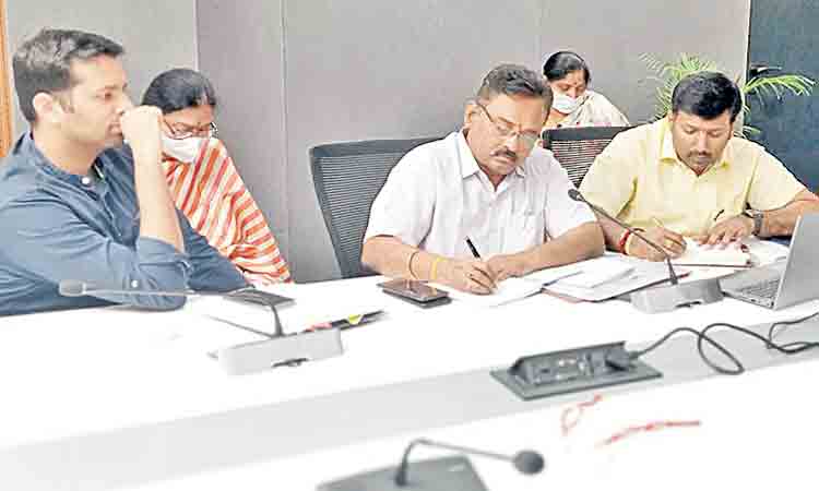 హరితహారాన్ని విజయవంతం చేయాలి