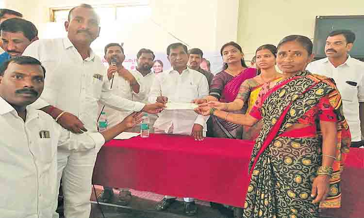 నిరుపేదల సంక్షేమానికి ప్రభుత్వం కృషి