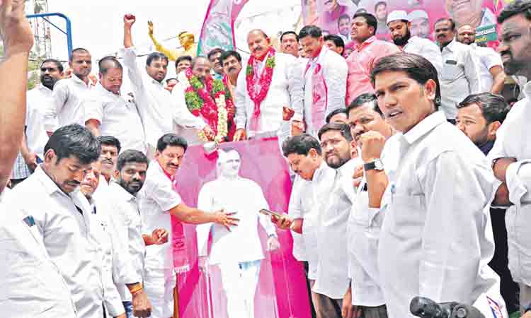 ఆకాశమే హద్దుగా.. అభిమానం ఉప్పొంగగా