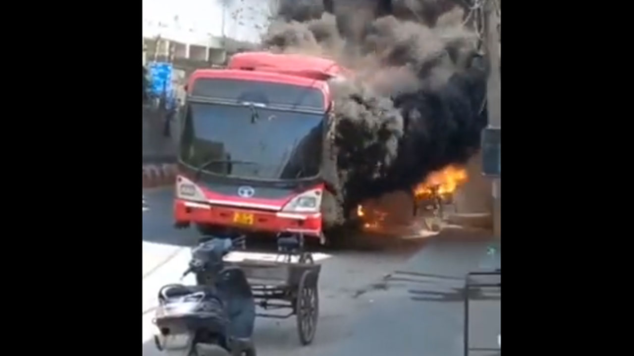 ఢిల్లీ సిటీ బ‌స్సులో హ‌ఠాత్తుగా మంట‌లు..  ద‌ట్టంగా క‌మ్ముకున్న పొగ