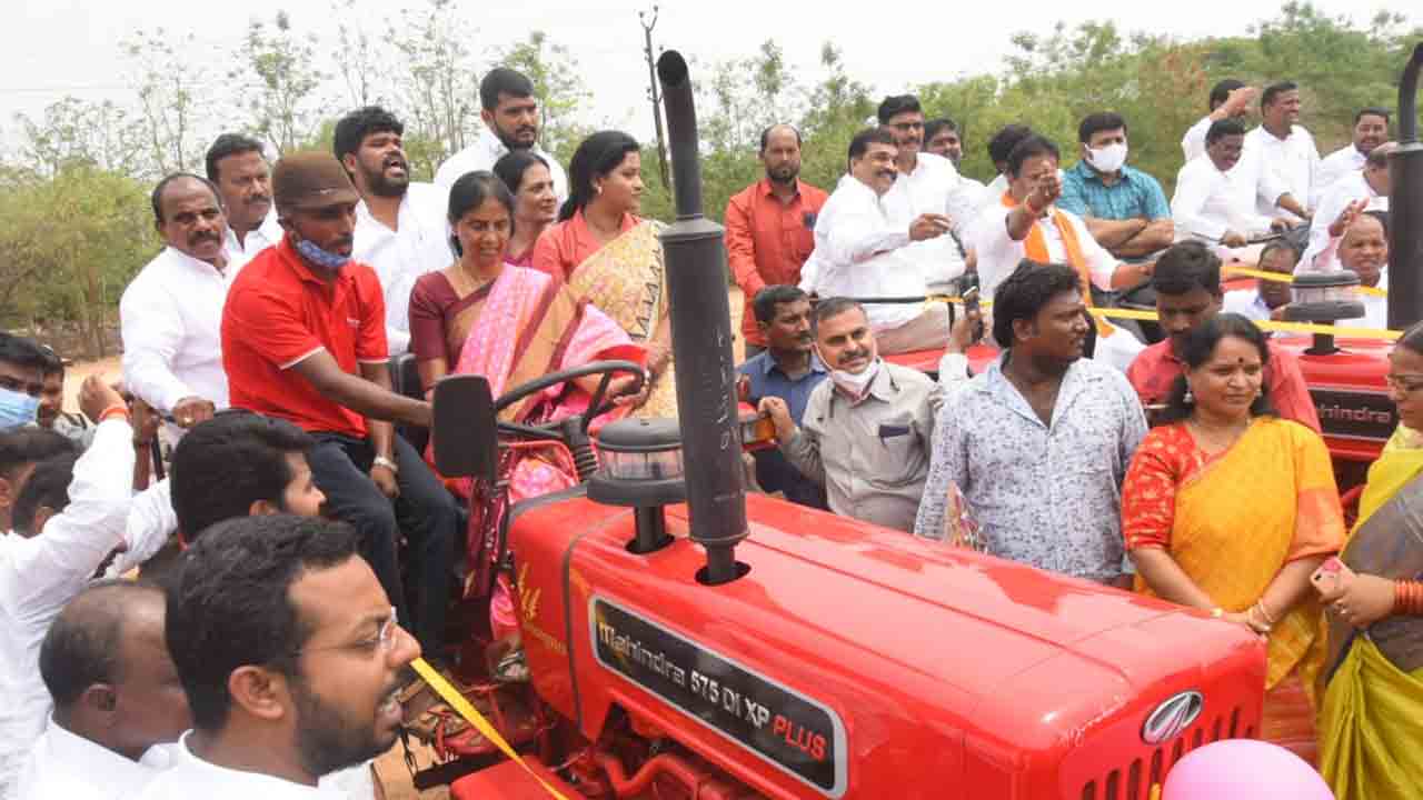 దశల వారీగా దళితబంధు అమలు : మంత్రి సబితా ఇంద్రారెడ్డి