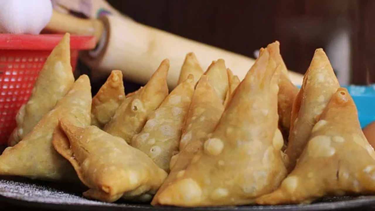 30 ఏళ్లుగా టాయ్‌లెట్‌లో స‌మోసాల త‌యారీ..హోట‌ల్‌ను మూసేసిన అధికారులు..! ఎక్క‌డంటే?