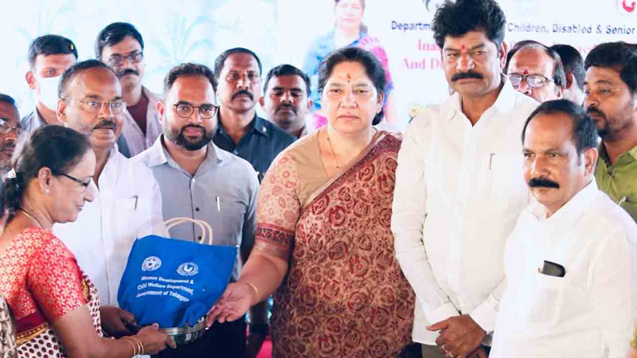 తల్లి తర్వాత అంతటి సేవలు అందించేది వారొక్కరే : మంత్రి సత్యవతి