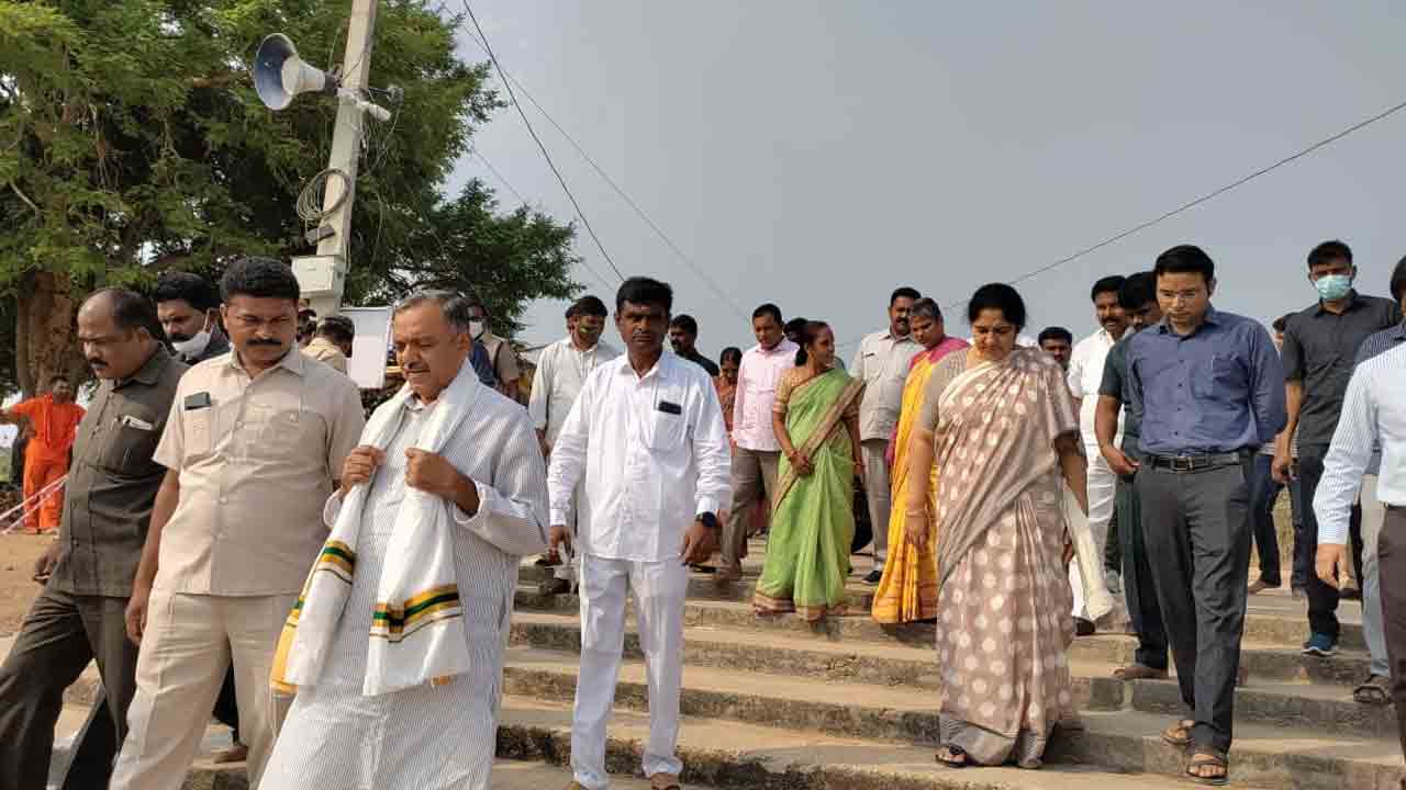 ప్రాణహిత ఫుష్కర పుణ్యస్నానం ఆచరించిన మంత్రి సత్యవతి