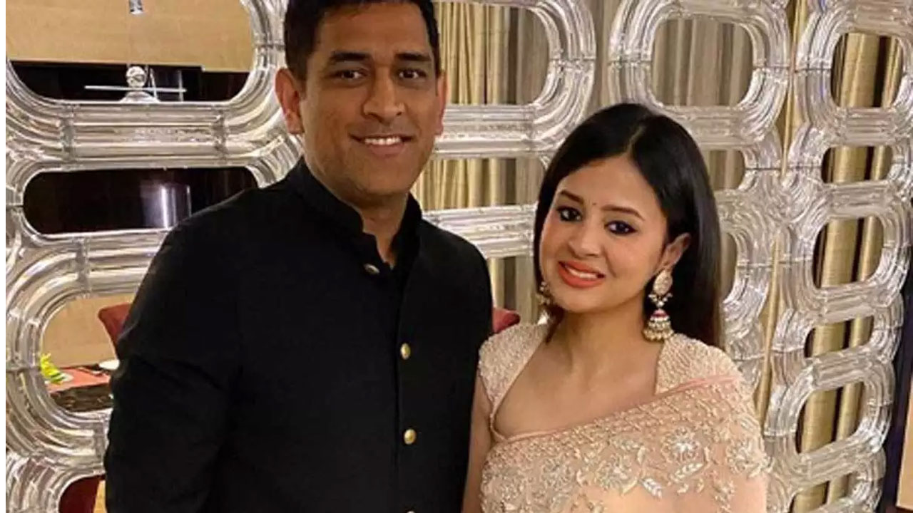 జార్ఖండ్ విద్యుత్ సంక్షోభంపై సాక్షి ధోనీ గ‌రంగ‌రం