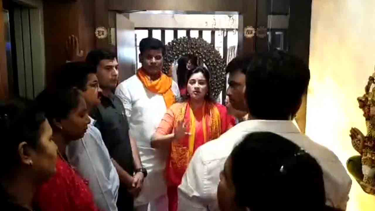 సీఎం ఠాక్రే Vs ఎంపీ నవనీత్‌.. ముంబైలో కొనసాగుతున్న హనుమాన్‌ చాలీసా వివాదం