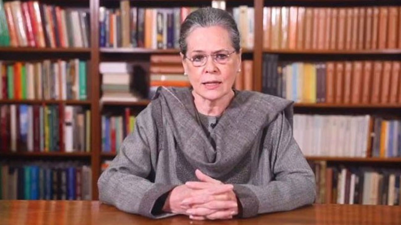 ద్వేషం, అస‌హ‌నాన్ని ప్ర‌జ‌లు అడ్డుకోక‌పోతే.. స‌మాజం అధః పాతాళానికి పోవ‌డం ఖాయం : సోనియా