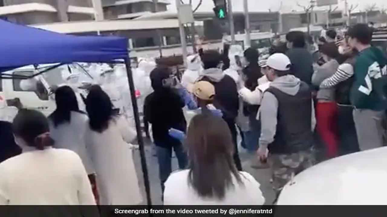 పోలీసుల‌పై తిర‌గ‌బ‌డ్డ‌ షాంఘై ప్ర‌జ‌లు.. వీడియో