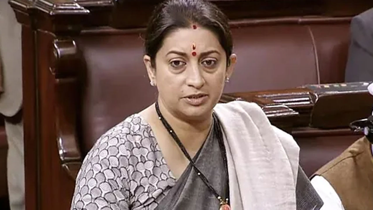 విమానంలో కేంద్ర మంత్రి స్మృతి ఇరానీకి నిర‌స‌న సెగ‌