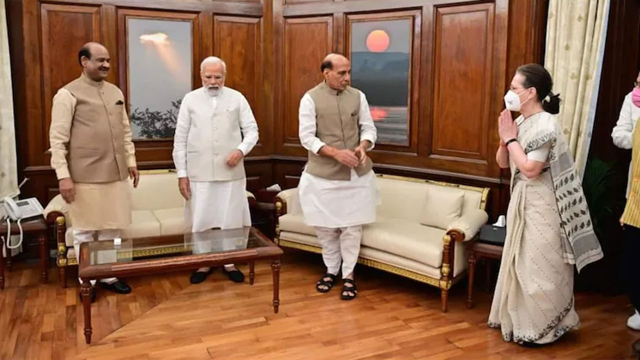 ఒకే స‌మావేశంలో ప్ర‌ధాని మోదీ, సోనియా… వైర‌ల్ అవుతున్న ఫొటోలు
