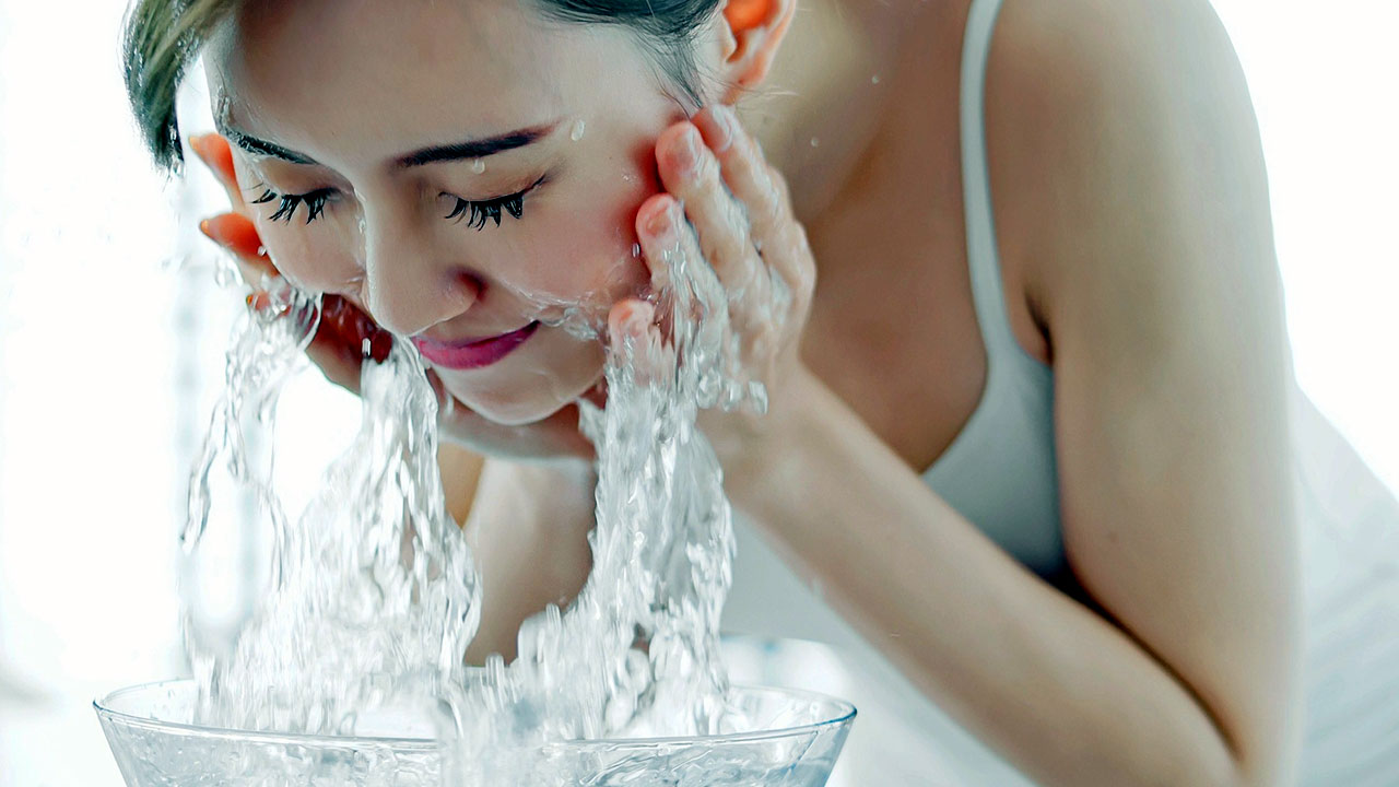 అందంగా క‌నబ‌డాలని ఏ క్రీమ్ ప‌డితే అది వాడుతున్నారా.. ముందు ఈ సీక్రెట్స్‌ తెలుసుకోండి