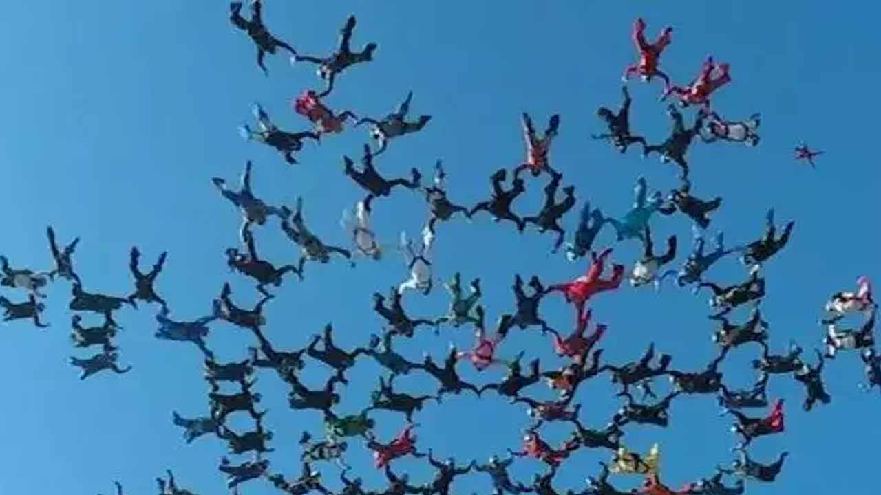 100 మంది 60 ఏళ్లు దాటిన వృద్ధులు విమానం నుంచి దూకారు..ఎందుకంటే?