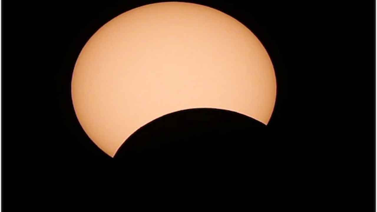 ఇవాళ రాత్రి 12.15 నిమిషాల‌కు సూర్య గ్ర‌హ‌ణం.. ఇండియాలో క‌నిపిస్తుందా?