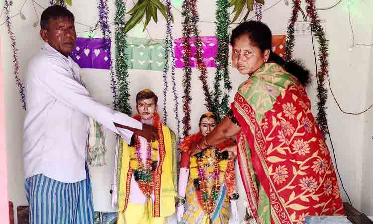 కొడుకు విగ్రహానికి పెండ్లి