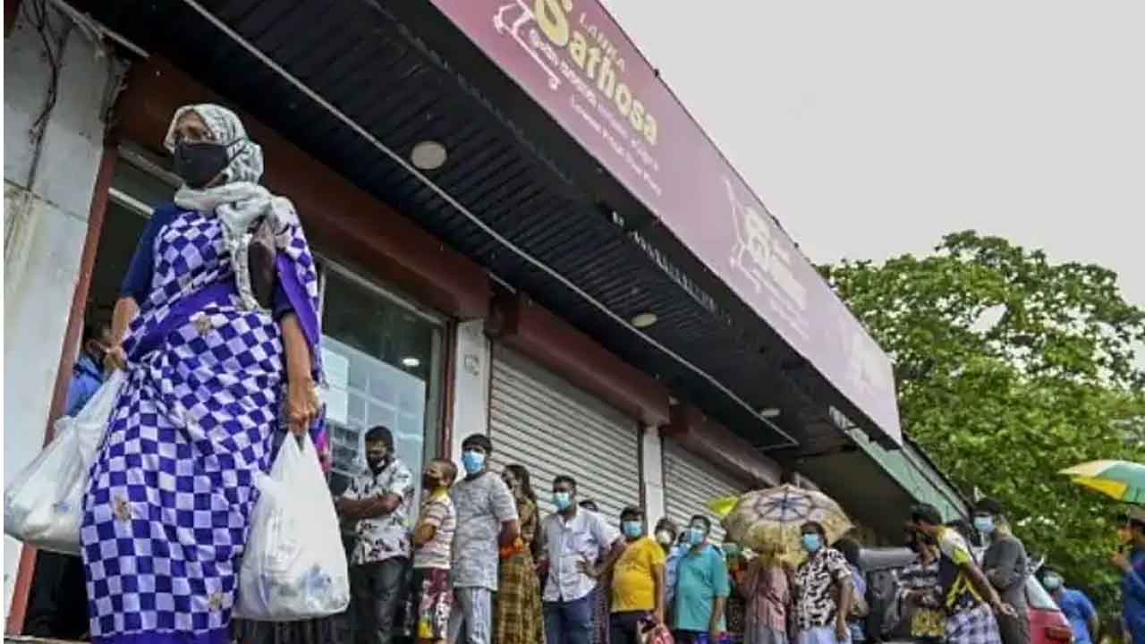 కిలో పాల పౌడ‌ర్ 1900, ఒక్క గుడ్డు 30 రూపాయ‌లు.. శ్రీలంక ప్ర‌జ‌ల ప‌రిస్థితి భ‌యాన‌కం