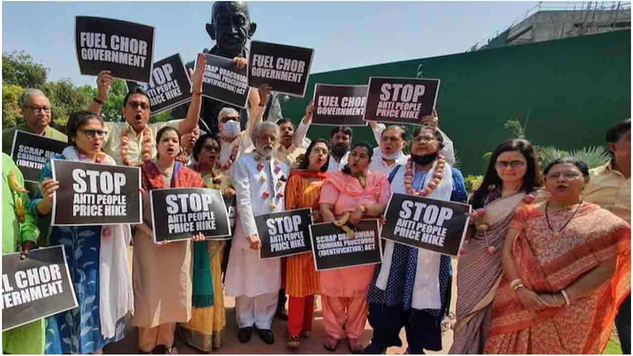 ధ‌ర‌ల మోత‌పై ఎంపీల వినూత్న నిర‌స‌న : ఉల్లి, బంగాళ‌దుంప దండ‌లు ధ‌రించి ఆందోళ‌న‌