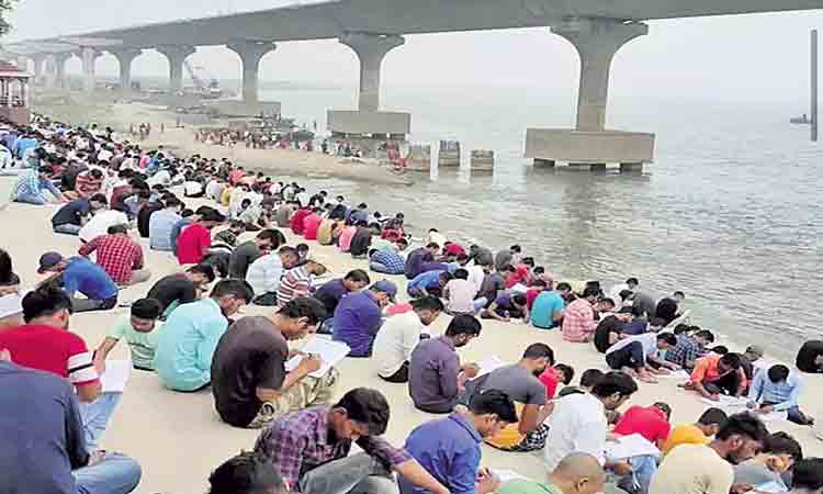 వేల మంది పేద విద్యార్థులకు అండగా నిలబడిన టీచర్