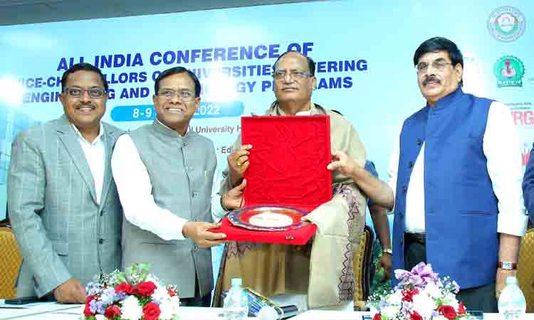 విద్యార్థులను ఎంటర్‌ప్రెన్యూర్స్‌గా తీర్చిదిద్దాలి