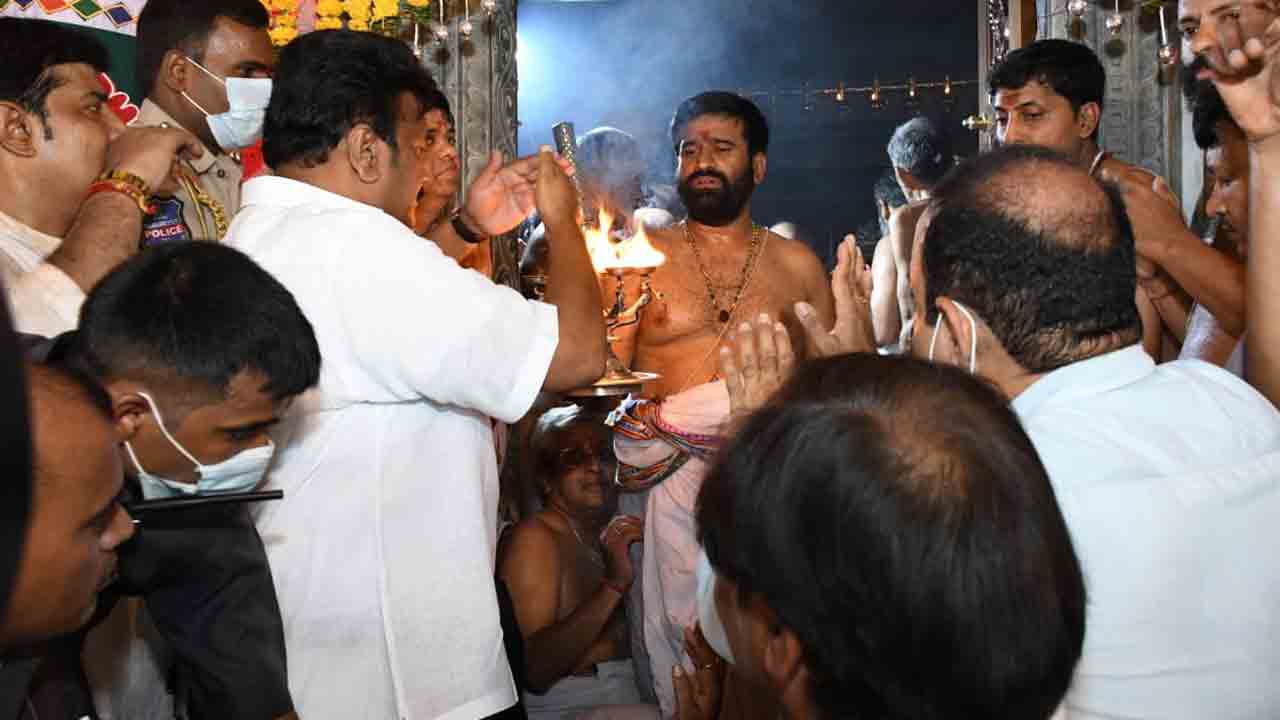 స్కందగిరి సుబ్రహ్మణ్యేశ్వర స్వామి ఆలయంలో మంత్రి తలసాని పూజలు