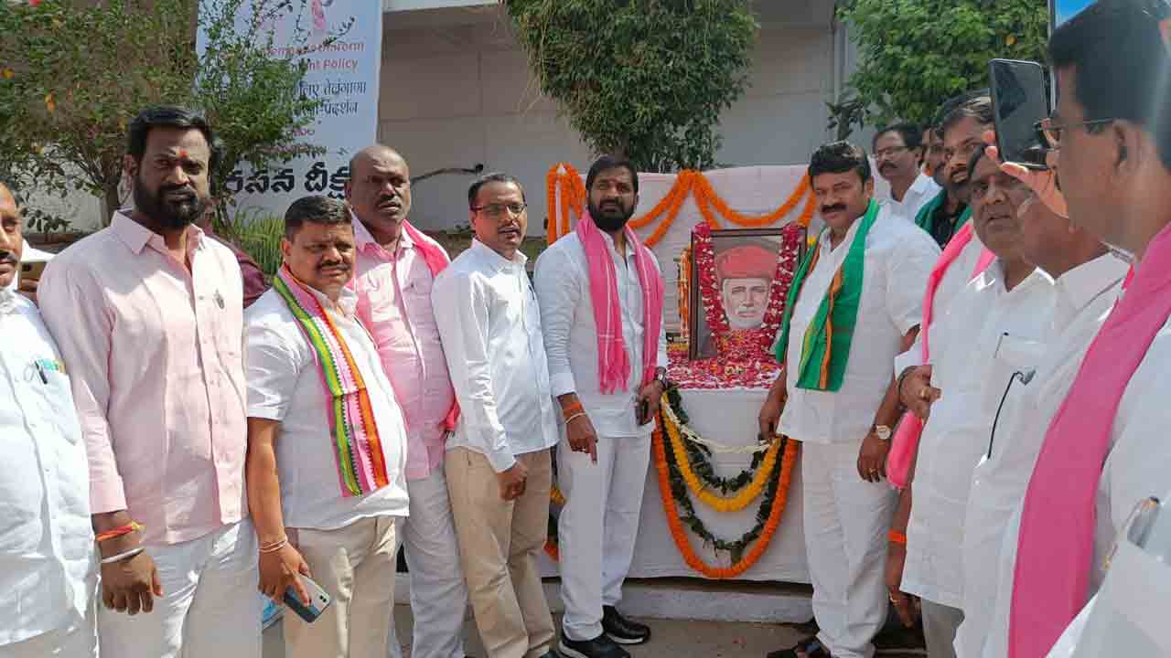 మహాత్మా జ్యోతిబా పూలేకు నివాళులు అర్పించిన మంత్రులు తలసాని, శ్రీనివాస్‌ గౌడ్