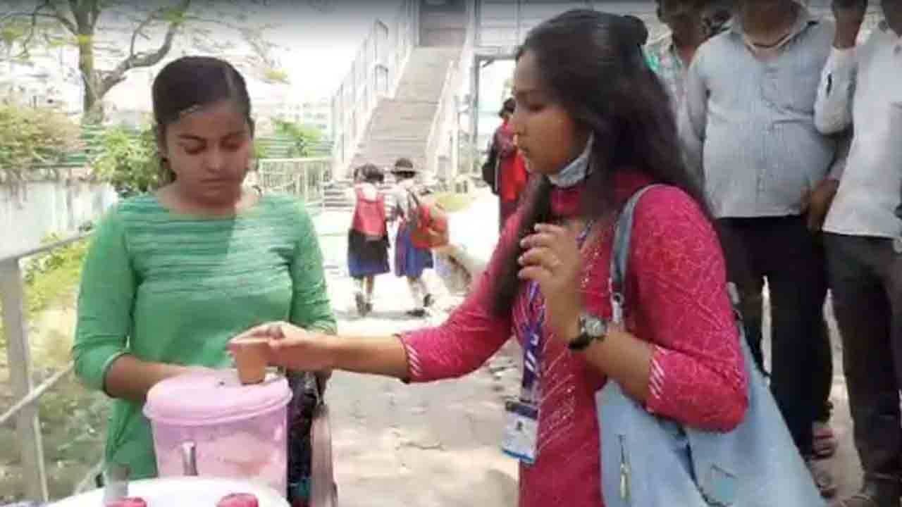 కొలువు రాలేద‌ని కుంగిపోలేదు : మ‌హిళా క‌ళాశాల వెలుప‌ల టీ అమ్ముతున్న ఎక‌న‌మిక్స్ గ్రాడ్యుయేట్‌