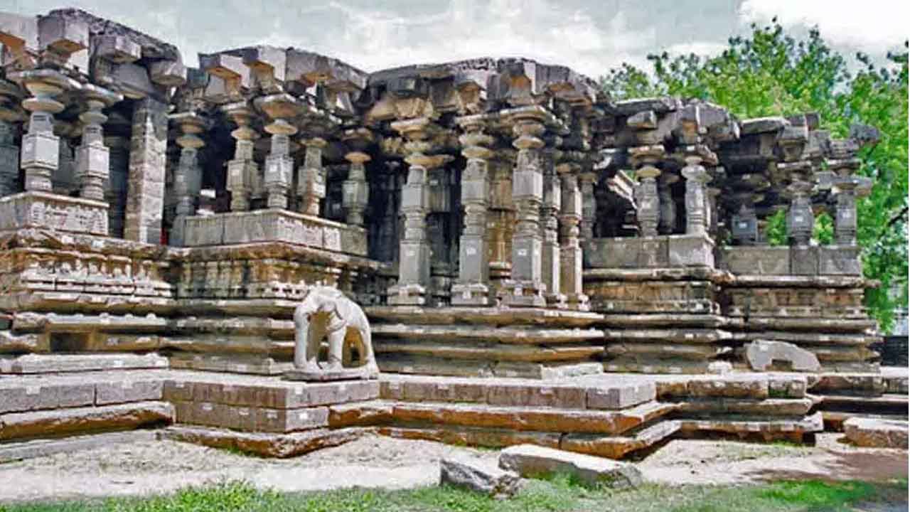 వేయి స్తంభాల దేవాలయ నిర్మాత?