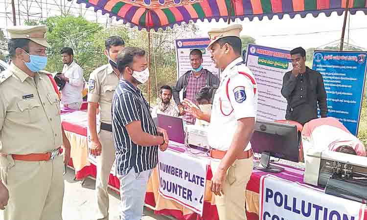 హెల్మెట్‌ లేకుంటే చలాన్‌ వేయరు!