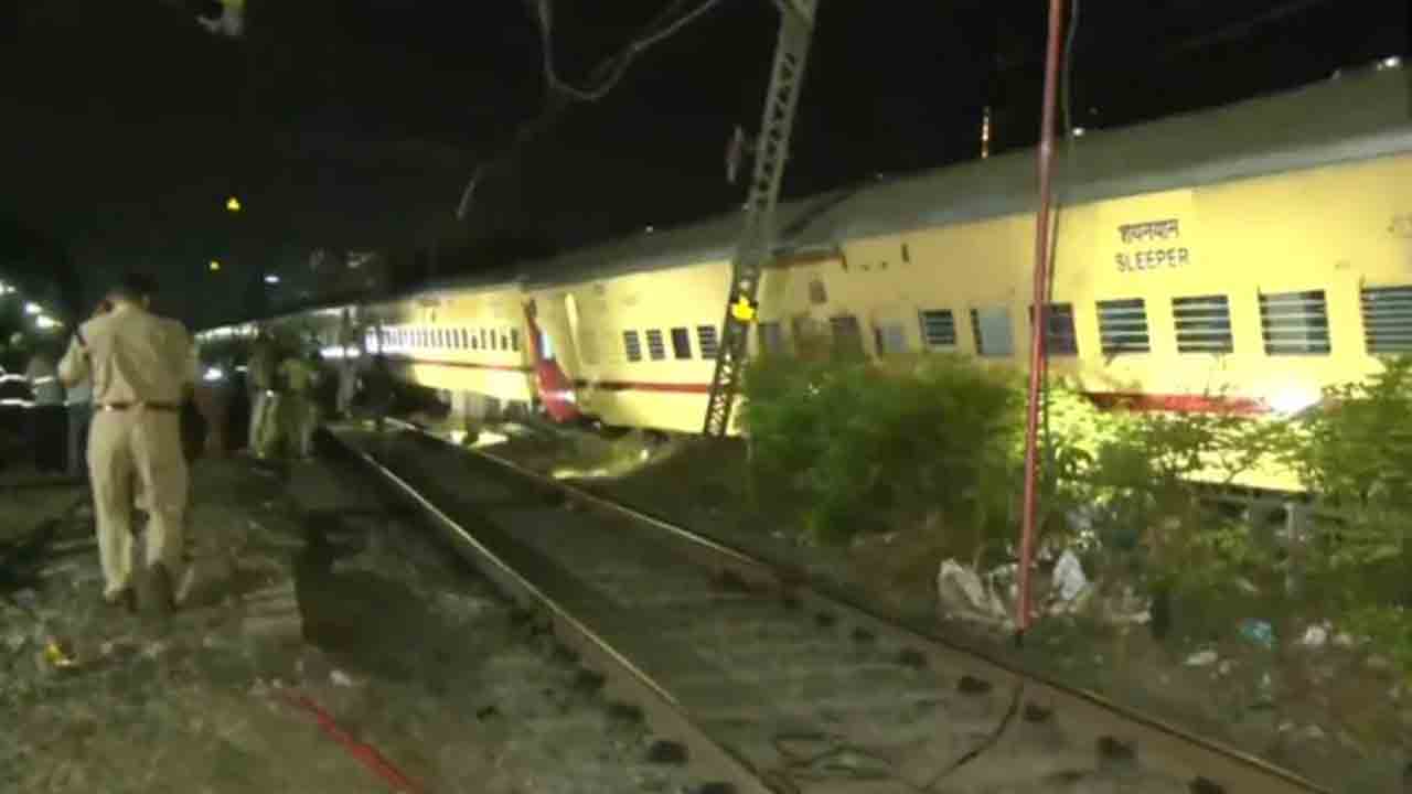 పట్టాలు తప్పిన పుదుచ్చేరి ఎక్స్‌ప్రెస్‌.. ప్రయాణికులు సురక్షితం