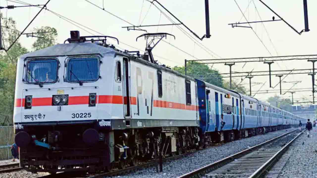 రైలు వాష్‌రూమ్‌లో యువతి ఆత్మహత్య..!