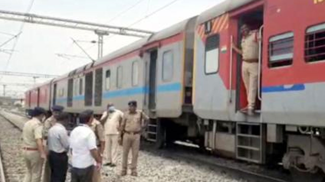 విశాఖ‌- సికింద్రాబాద్ రైల్‌కు బాంబు బెదిరింపులు.. పోలీసుల త‌నిఖీలు