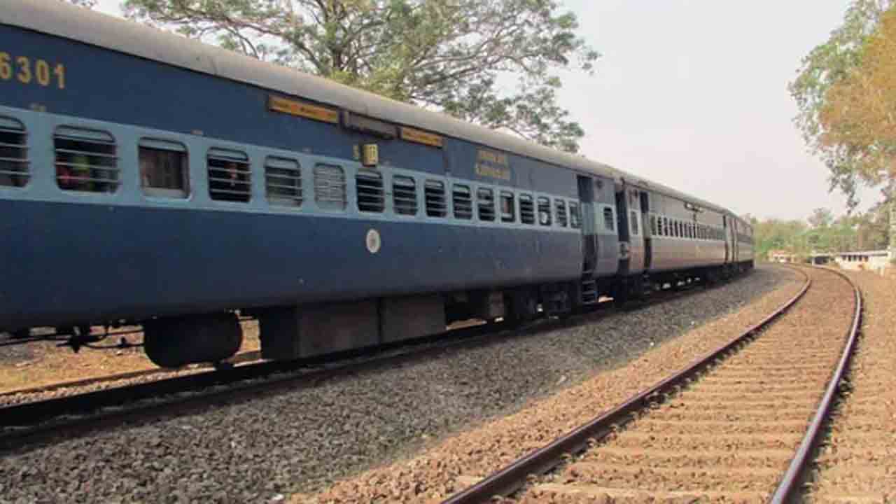 లైంగిక వేధింపులను ప్రతిఘటించిన మహిళ… కదులుతున్న రైలు నుంచి తోసివేత