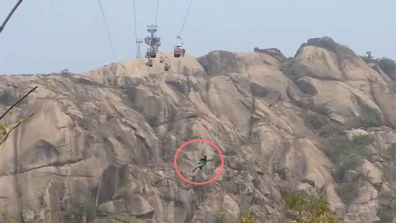 రోప్‌వే రెస్క్యూ ఆప‌రేష‌న్‌లో అప‌శృతి.. హెలికాప్ట‌ర్ నుంచి జారిప‌డి మ‌హిళ మృతి