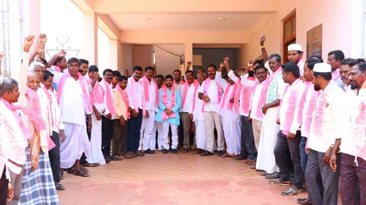 గులాబీ గూటికి కాంగ్రెస్‌ నాయకులు..ఆహ్వానించిన ఎమ్మెల్యే ఆనంద్‌