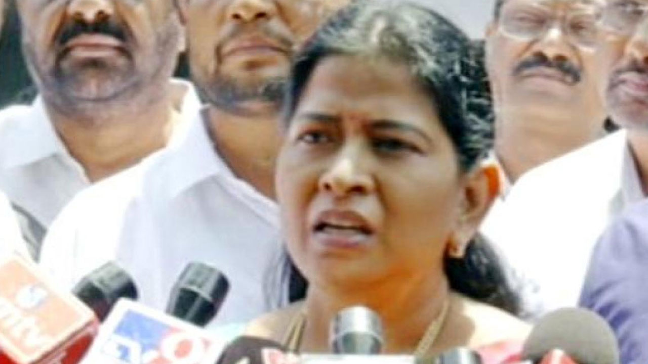 బాధితుల‌ను ప‌రామ‌ర్శించిన ఏపీ హోంమంత్రి వ‌నిత