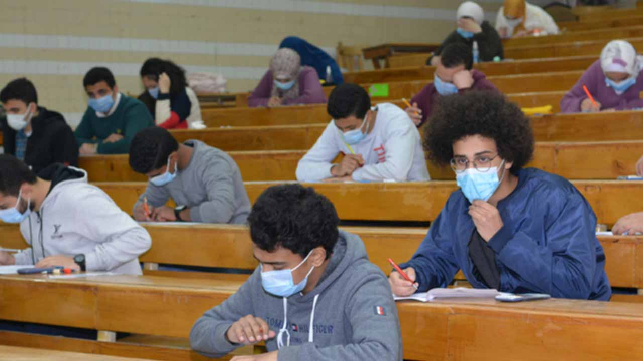 Viral news: రెండు నిమిషాలు క్లాస్‌కు లేట్‌గా వ‌చ్చిన విద్యార్థులు..పోలీసుల‌ను పిలిచిన ప్రొఫెస‌ర్‌!!