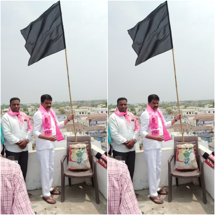 ధాన్యం కొనేవరకు ఉద్యమిస్తాం.. ఇంటిపై నల్లజెండా ఎగురవేసిన మంత్రి వేముల