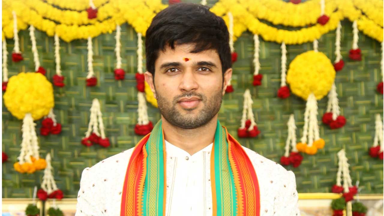 కంప్లీట్ లుక్ మార్చేసిన‌ విజ‌య్ దేవ‌ర‌కొండ.. ప్లాన్ వ‌ర్క‌వుట్ అయ్యేనా!!